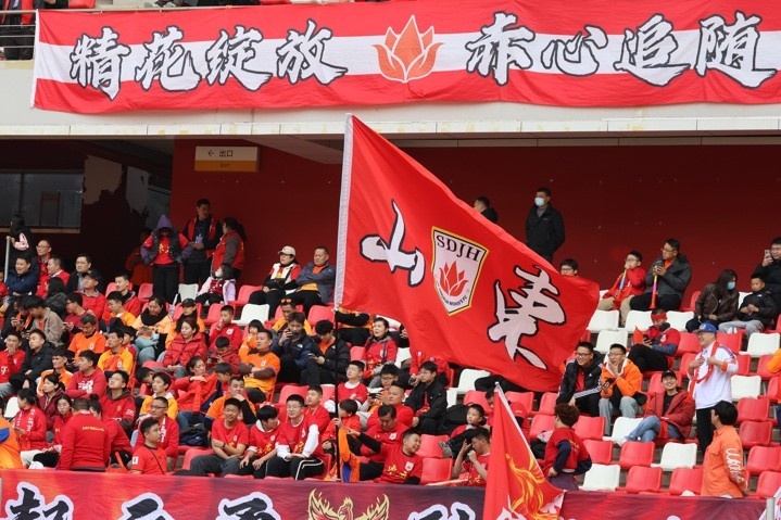 主場上萬名球迷的吶喊助威，給山東體彩女足征戰(zhàn)女超增添了能量與動(dòng)力